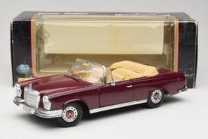 Mercedes 280SE W108 Bordeaux Rot Maisto 1:18 31811 Druckguss — Bild 8 von 8