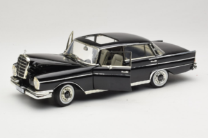 Mercedes 300 SE W112 Black Metallic Revell 1:18 08910 Druckguss — Bild 2 von 8