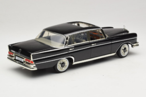 Mercedes 300 SE W112 Black Metallic Revell 1:18 08910 Druckguss — Bild 3 von 8