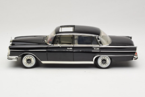 Mercedes 300 SE W112 Black Metallic Revell 1:18 08910 Druckguss — Bild 4 von 8