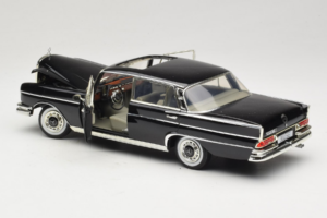 Mercedes 300 SE W112 Black Metallic Revell 1:18 08910 Druckguss — Bild 5 von 8