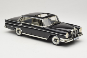 Mercedes 300 SE W112 Black Metallic Revell 1:18 08910 Druckguss — Bild 6 von 8