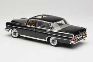 Mercedes 300 SE W112 Black Metallic Revell 1:18 08910 Druckguss — Bild 7 von 8
