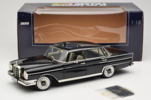 Mercedes 300 SE W112 Black Metallic Revell 1:18 08910 Druckguss — Bild 8 von 8