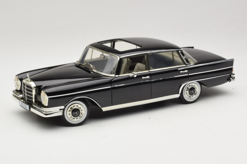 Mercedes 300 SE W112 Black Metallic Revell 1:18 08910 Druckguss