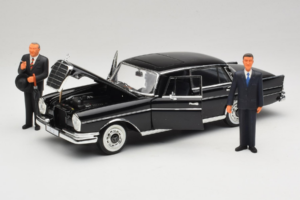 Mercedes 300 SE Schwarz mit Figuren Revell 1:18 09050 Druckguss — Bild 2 von 9
