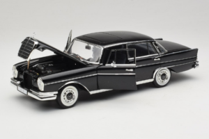 Mercedes 300 SE Schwarz mit Figuren Revell 1:18 09050 Druckguss — Bild 3 von 9