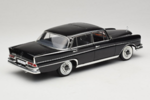 Mercedes 300 SE Schwarz mit Figuren Revell 1:18 09050 Druckguss — Bild 4 von 9