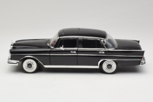 Mercedes 300 SE Schwarz mit Figuren Revell 1:18 09050 Druckguss — Bild 5 von 9