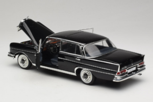 Mercedes 300 SE Schwarz mit Figuren Revell 1:18 09050 Druckguss — Bild 6 von 9