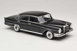 Mercedes 300 SE Schwarz mit Figuren Revell 1:18 09050 Druckguss — Bild 7 von 9