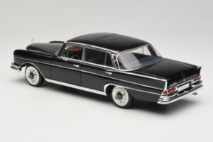 Mercedes 300 SE Schwarz mit Figuren Revell 1:18 09050 Druckguss — Bild 8 von 9