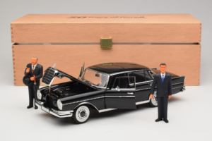 Mercedes 300 SE Schwarz mit Figuren Revell 1:18 09050 Druckguss — Bild 9 von 9
