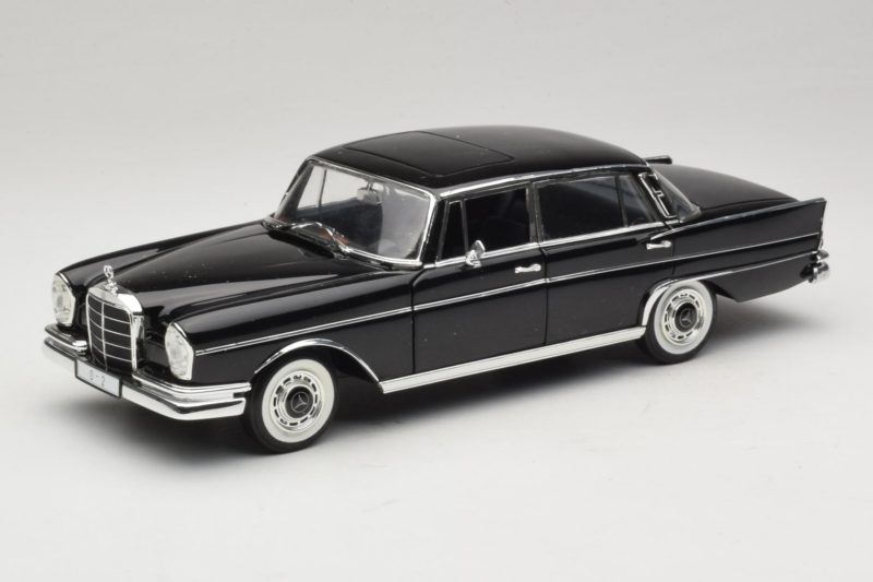 Mercedes 300 SE Schwarz mit Figuren Revell 1:18 09050 Druckguss