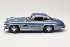 Mercedes 300 SL W198 Gullwing Light Blue Metallic Minichamps 1:18 110037220 Druckguss — Bild 4 von 8
