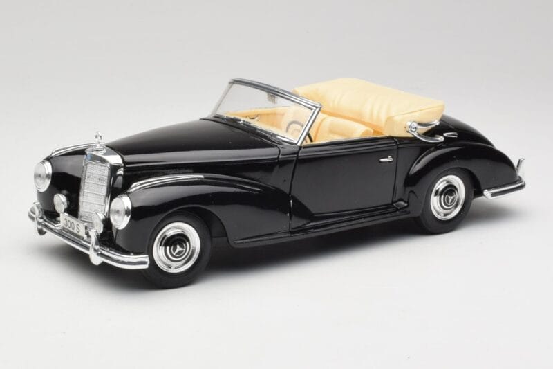 Mercedes 300SC W188 Obsidian Schwarz Maisto 1:18 806B Druckguss