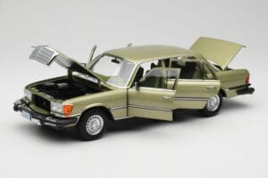 Mercedes 450 SEL W116 J.R. Ewing Dallas Silbergrün Norev 1:18 183975 Druckguss — Bild 3 von 8
