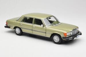 Mercedes 450 SEL W116 J.R. Ewing Dallas Silbergrün Norev 1:18 183975 Druckguss — Bild 4 von 8