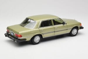 Mercedes 450 SEL W116 J.R. Ewing Dallas Silbergrün Norev 1:18 183975 Druckguss — Bild 5 von 8