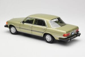 Mercedes 450 SEL W116 J.R. Ewing Dallas Silbergrün Norev 1:18 183975 Druckguss — Bild 6 von 8