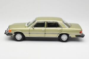 Mercedes 450 SEL W116 J.R. Ewing Dallas Silbergrün Norev 1:18 183975 Druckguss — Bild 7 von 8