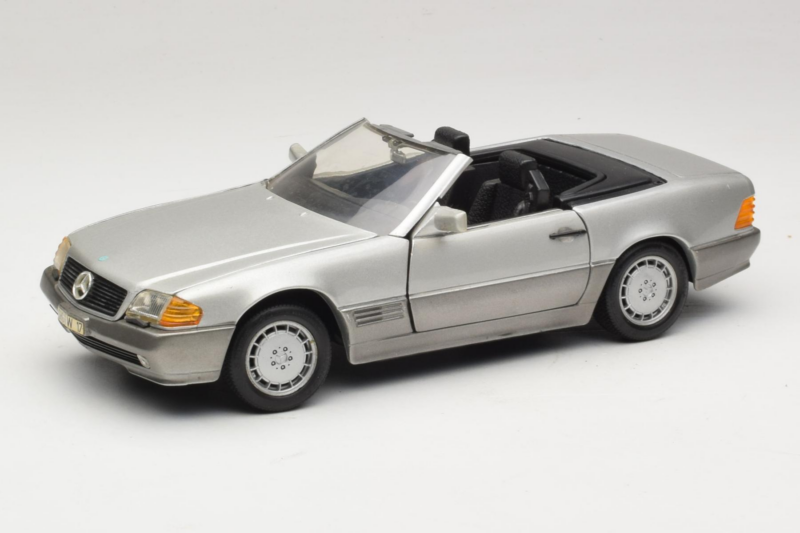 Mercedes SL 500 R129 Silber Revell 1:18 8801-P1 Druckguss