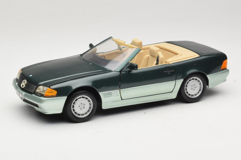 Mercedes 500 SL R129 Silbergrün Revell 1:18 8802 Druckguss
