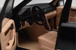 Mercedes 500E W124 Schwarz Limitierte Auflage Norev 1:18 183949 Druckguss — Bild 11 von 12