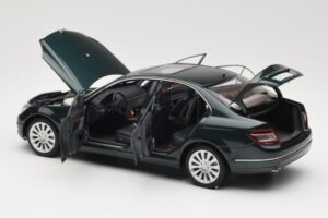 Mercedes C-Class W204 Avantgarde Dunkelgrün AUTOart 1:18 B66962366 Druckguss — Bild 5 von 8