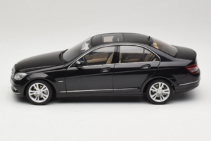 Mercedes C-Class W204 Obsidian Black AUTOart 1:18 B66962367 Druckguss — Bild 4 von 8