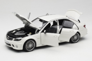 Mercedes AMG C63 W204 Weiss AUTOart 1:18 72674-R1 Druckguss — Bild 2 von 8