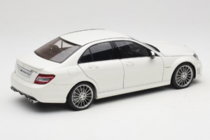 Mercedes AMG C63 W204 Weiss AUTOart 1:18 72674-R1 Druckguss — Bild 3 von 8