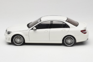 Mercedes AMG C63 W204 Weiss AUTOart 1:18 72674-R1 Druckguss — Bild 4 von 8