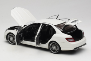 Mercedes AMG C63 W204 Weiss AUTOart 1:18 72674-R1 Druckguss — Bild 5 von 8
