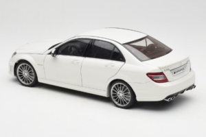 Mercedes AMG C63 W204 Weiss AUTOart 1:18 72674-R1 Druckguss — Bild 7 von 8