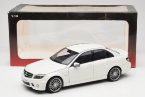 Mercedes AMG C63 W204 Weiss AUTOart 1:18 72674-R1 Druckguss — Bild 8 von 8