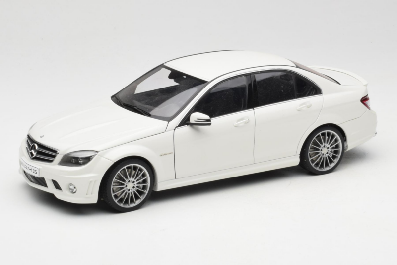 Mercedes AMG C63 W204 Weiss AUTOart 1:18 72674-R1 Druckguss