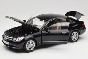 Mercedes E-Class Coupe C207 Obsidian Black Metallic Norev 1:18 B66962418 Druckguss — Bild 2 von 8