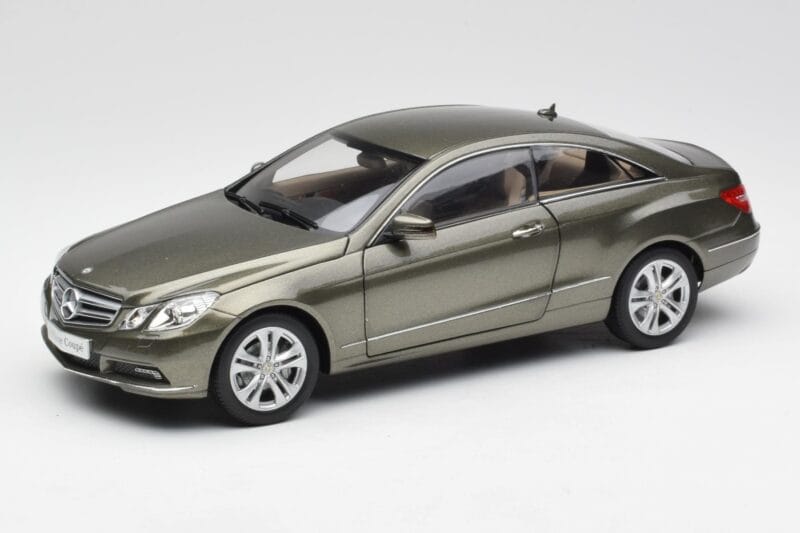 Mercedes E-Class Coupe C207 Titanite Grau Metallic Minichamps 1:18 B66962419 Druckguss