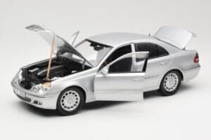 Mercedes E-Class W211 Silber Kyosho 1:18 B66962146 Druckguss — Bild 2 von 8