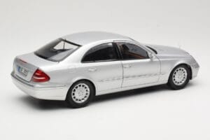 Mercedes E-Class W211 Silber Kyosho 1:18 B66962146 Druckguss — Bild 3 von 8