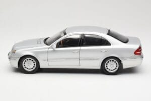 Mercedes E-Class W211 Silber Kyosho 1:18 B66962146 Druckguss — Bild 4 von 8