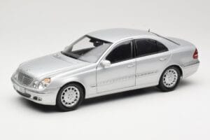 Mercedes E-Class W211 Silber Kyosho 1:18 B66962146 Druckguss