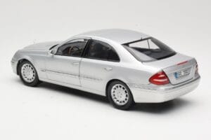 Mercedes E-Class W211 Silber Kyosho 1:18 B66962146 Druckguss — Bild 7 von 8
