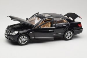 Mercedes E-Class W211 Schwarz Maisto 1:18 31172 Druckguss — Bild 2 von 8