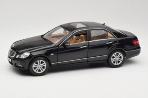 Mercedes E-Class W211 Schwarz Maisto 1:18 31172 Druckguss