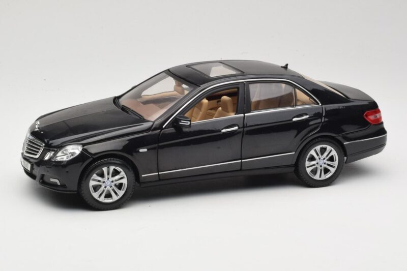 Mercedes E-Class W211 Schwarz Maisto 1:18 31172 Druckguss