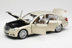 Mercedes E-Class W212 Elegance Pearl Beige Metallic Minichamps 1:18 B66960215 Druckguss — Bild 2 von 8