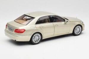 Mercedes E-Class W212 Elegance Pearl Beige Metallic Minichamps 1:18 B66960215 Druckguss — Bild 3 von 8