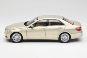 Mercedes E-Class W212 Elegance Pearl Beige Metallic Minichamps 1:18 B66960215 Druckguss — Bild 4 von 8